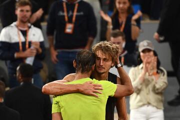 Zverev se torció el tobillo derecho y cayó sobre la arcilla, entre gritos de dolor, al intentar devolver un tiro de drive. Salió en silla de ruedas de la pista para ser atendido y volvió en muletas, con el pie inflamado, para decirle al juez de silla que