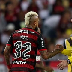 Flamengo se recupera con Vidal como bastión