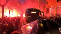 Ambiente caliente en el Camp Nou: lanzan proyectiles a un autobús