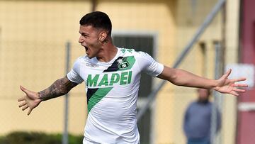 Gianluca Scamacca, jugador del Sassuolo, celebra un gol.