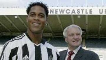 <b>PRESENTADO.</B> Kluivert inicia una nueva etapa profesional en el Newcastle, donde tendrá como entrenador a Bobby Robson.