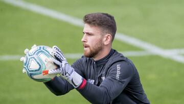 Unai Simón se ejercita en Lezama.