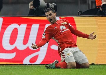 1-0. Kevin Volland celebra el primer gol que marca en el minuto 45 de partido.