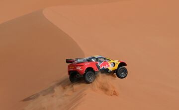 El piloto francés Sebastien Loeb y el copiloto belga Fabian Lurquin conducen su Brx durante la decimosegunda etapa del Dakar.