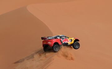 El piloto francés Sebastien Loeb y el copiloto belga Fabian Lurquin conducen su Brx durante la decimosegunda etapa del Dakar. 