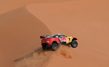 El piloto francés Sebastien Loeb y el copiloto belga Fabian Lurquin conducen su Brx durante la decimosegunda etapa del Dakar. 