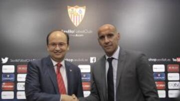 Monchi posa con José Castro en el anuncio de su renovación.
