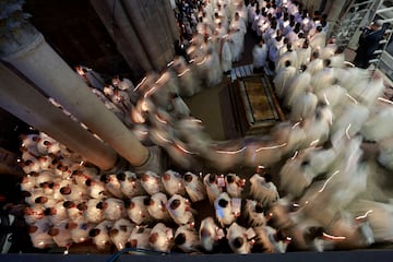 Miembros del clero participan en una procesión durante la ceremonia católica del lavatorio de los pies en la Semana Santa de Pascua en la Iglesia del Santo Sepulcro en la Ciudad Vieja de Jerusalén.