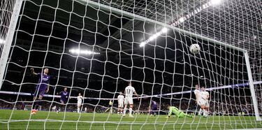 2-0. Contraataque del Real Madrid. Jude Bellingham asiste a Rodrygo, avanza, y dentro del área,  se va de Daniel Vivian con un recorte para anotar con un disparo raso al palo corto de Julen Agirrezabala.