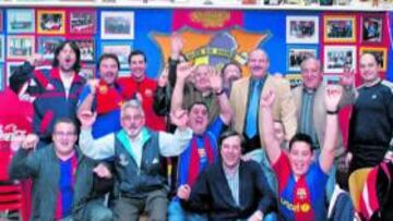 Varios miembros de la peña posan para la foto