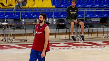 Ricky Rubio participa en el entrenamiento mientras le observa Roger Grimau, entrenador de la sección de baloncesto del FC Barcelona.