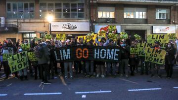 Protestas en Mestalla contra la gestión de Peter Lim.