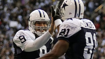 Dallas Cowboys quarterback Tony Romo (9) congratulates wide receiver Terrell Owens after Owens caught a Romo pass for a touchdown against the Philadelphia Eagles in the second quarter of their NFL football game in Irving, Texas December 25, 2006. REUTERS/Mike Stone (UNITED STATES)