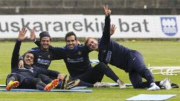 VUELTA. Griezmann, a la derecha, liderará el trabajo de la Real.