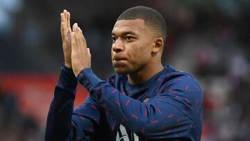 Paris Saint-Germain's French forward Kylian Mbappe applauds supporters as he warms up prior to the French L1 football match between Stade de Reims and Paris Saint-Germain (PSG) at Stade Auguste Delaune in Reims, northern France on August 29, 2021. (P