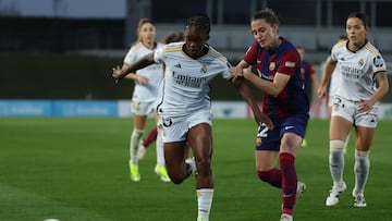 MADRID, 24/03/2024.- La delantera colombiana del Real Madrid Linda Caicedo (i) disputa el bal¨®n ante Ona Batlle (d), defensa del Bar?a, durante el encuentro de la jornada 21 de Liga F entre Real Madrid y FC Barcelona, este domingo en el estadio Alfredo Di St¨¦fano en Madrid. EFE/Kiko Huesca