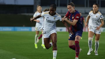 MADRID, 24/03/2024.- La delantera colombiana del Real Madrid Linda Caicedo (i) disputa el balón ante Ona Batlle (d), defensa del Barça, durante el encuentro de la jornada 21 de Liga F entre Real Madrid y FC Barcelona, este domingo en el estadio Alfredo Di Stéfano en Madrid. EFE/Kiko Huesca
