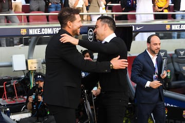 El entrenador del Atleti, Simeone y el entrenador del Barcelona, Xavi Hernández, se saludan antes del inicio del encuentro.