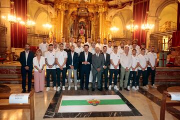 Joaquin Buitrago posa con la plantilla del Elche en la tradicional ofrenda a la Virgen de la Asunción.