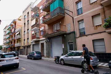 MATARÓ, 15/08/2024.- Aspecto de la calle Frank Marshall del barrio de Rocafonda de Mataró donde tres personas han sido detenidas por los Mossos d'Esqudra por su presunta participación en el apuñalamiento de Mounir Nasraoui, el padre del jugador internacional del F.C. Barcelona Lamine Yamal, ocurrido a primeras horas de la noche del miércoles en Mataró (Barcelona). EFE/ Quique García
