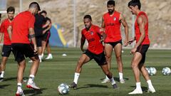 Lodi, en un entrenamiento entre Savic, Costa y Morata.