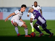 Soccer Football - Serie A - Fiorentina v AC Milan - Stadio Artemio Franchi, Florence, Italy - January 11, 2026 Fiorentina's Dodo in action with AC Milan's Ardon Jashari REUTERS/Daniele Mascolo