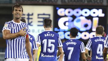 GRA342. SAN SEBASTI&Aacute;N, 25/08/2017.- El centrocampista de la Real Sociedad Xabi Prieto (i) celebra su gol marcado ante el Villarreal, el segundo del conjunto donostiarra, durante el partido correspondiente a la segunda jornada de LaLiga Santander di