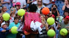 Serena Williams firmando autógrafos a los niños presentes en el Centro Nacional de Tenis Billie Jean King.