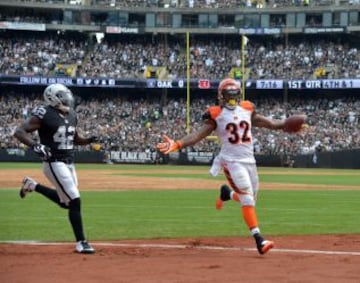 En una semana plagada de taquicardias siempre tiene que haber un ¡®no partido¡¯. Y es que tras la lesi¨®n de Carr solo hubo un equipo en el campo. Lo preocupante es que los Raiders pueden pasar de jugar un ¡®no partido¡¯ a ser un ¡®no equipo¡¯ en tiempo r¨¦cord si siguen un par de a?os en manos de Jack del Rio, el hombre que nunca estuvo all¨ª, ni en ning¨²n sitio conocido.