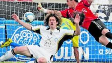 <b>PARADÓN. </b>Pablo Sánchez remató sin oposición defensiva un gran centro de Saúl, pero Cabrero se lució con una estirada majestuosa.