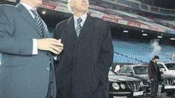 <b>LA PLANA MAYOR. </b>Cerezo y Bianchi en el césped del Calderón, junto a los coches que regaló Kia al Atlético. Al acto también acudió Miguel Ángel Gil Marín.