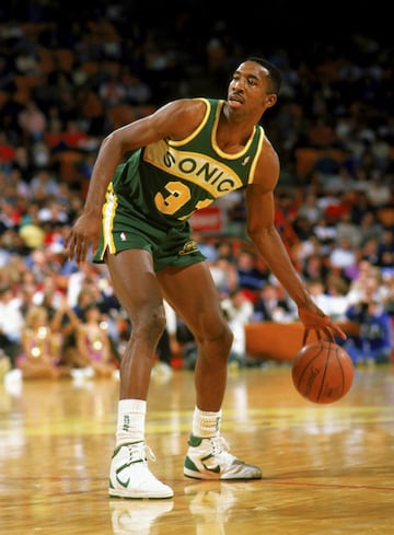 La medalla de oro de España fue el único premio colectivo de su carrera. Heavy D (10 de octubre de 1966, Misisipi, Estados Unidos) tuvo una dilatada trayectoria en la NBA, en la que jugó durante 15 temporadas entre Seattle SuperSonics e Indiana Pacers, principalmente. En los Sixers colgó las zapatillas. Jugador de béisbol en su juventud, era conocido por sus habilidades defensivas y su versatilidad. Era un todoterreno: podía solaparse a cualquier rival. Esto le permitió ser incluido dos veces en el segundo mejor quinteto defensivo de la Liga.