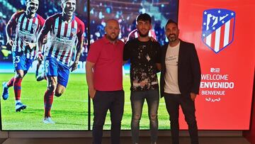 Adrián Gómez, en el centro, en el Wanda Metropolitano junto a Esteban Sancho y Curro Montoya, de la agencia RGfootball.