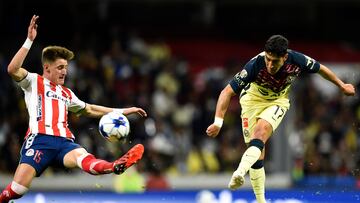 Alejandro Zendejas (R) of America vies for the ball with Facundo Waller (L) of San Luis during their Mexican Clausura 2022 tournament football match at the Azteca stadium in Mexico City on February 5, 2022. (Photo by CLAUDIO CRUZ / AFP)