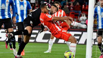 El guardameta del Espanyol, Álvaro Fernández (i), sujeta al delantero colombiano del Almería, Luis Suárez, durante el encuentro correspondiente a la jornada 19 de primera división disputado ayer viernes en el Power Horse Stadium de Almería. EFE / Carlos Barba