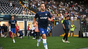 César Azpilicueta, jugador del Chelsea, salta al terreno de juego antes de un partido.