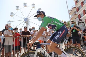 Jasper Philipsen con el maillot verde antes de comenzar la etapa de hoy.