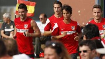 &Oacute;liver corriendo durante un entrnamiento junto a Villa, Manquillo y Sa&uacute;l.