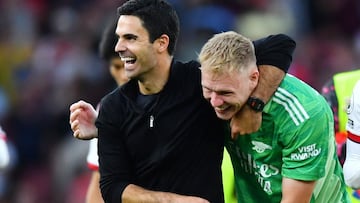 Mikel Arteta y Aaron Ramsdale, entrenador y portero del Arsenal, se abrazan al término del partido de Premier League ante el Tottenham.