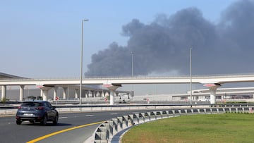 Humo sobre el puerto de Jebel Ali, en Dubái, tras los ataques iranís del sábado.