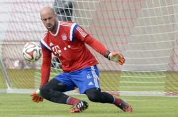 Pepe Reina, guardameta internacional, fue multado con 250 libras (unos 321 euros) por conducir con exceso de velocidad  cuando conducía su coche, un Porsche 911, en diciembre de 2007