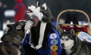 Bonitas imágenes de una de las carreras de trineos con perros más largas del continente. Cada año llegan a la aldea checa de Destne corredores de todas partes de Europa.