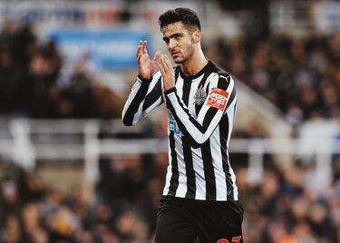 El centrocampista de Pamplona recaló en el Newcastle en calidad de cedido en la temporada 2017/18 cuando pertenecía al Borussia Dortmund. El club alemán pagó 3,75 millones de euros al CA Osasuna por su fichaje. Actualmente se encuentra en las filas de la Real Sociedad. 


