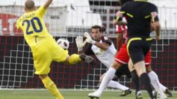 <b>SOLVENTE. </b>Borja Valero chuta a portería y su disparo es repelido por el rojiblanco Esteban.