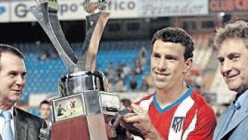 <b>GANADOR. </b>El capitán del Atlético, Maxi Rodríguez, fue el encargado de recoger el trofeo del Ciudad de Vigo después de que los rojiblancos lo ganaran en los penaltis.
