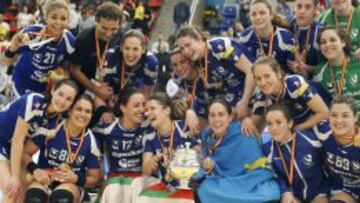 Las jugadoras del Bera Bera celebran la revalidaci&oacute;n del t&iacute;tulo de la Copa de la Reina.