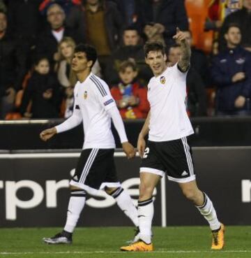 Santi Mina celebra el 3-0.