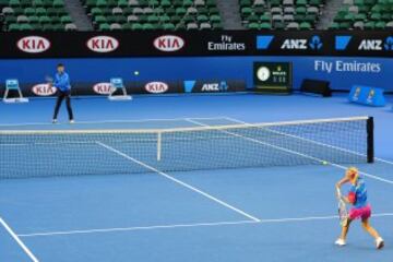 Novak Djokovic, como embajador de ANZ, disputó un 'partido' con la ganadora del concurso ANZ Hot Shots, Anna Obispo, en Melbourne.