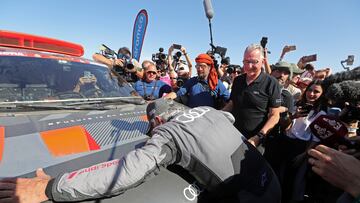 Rallying - Dakar Rally - Stage 12 - Yanbu to Yanbu - Saudi Arabia - January 19, 2024 Team Audi Sport's Carlos Sainz Sr. celebrates after winning the car category REUTERS/Hamad I Mohammed