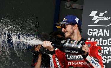 Alegría del piloto italiano Francesco Bagnaia tras  proclamarse vencedor del Gran Premio de España de Moto GP.